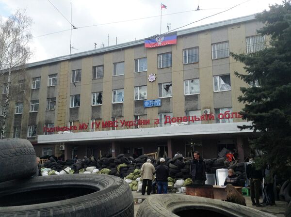 Supporters of federalization of Ukraine at a police building in Gorlovka (Archive) - Sputnik International