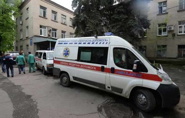 Ambulances take the wounded to the Slavyansk central hospital. - Sputnik International