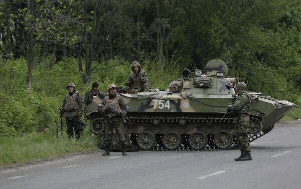 Ukrainian servicemen on the road between Kramatorsk and Slavyansk. - Sputnik International