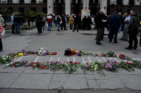 Odessits bring flowers in memory of people killed by fire in Trade Unions House - Sputnik International