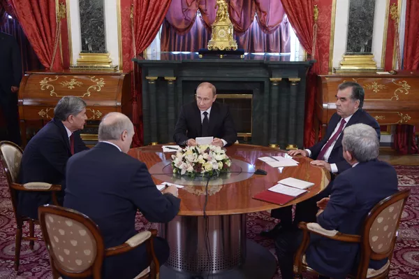 Putin Warns of Growing Militant Nationalism, Nazi Ideology in Europe - Sputnik International