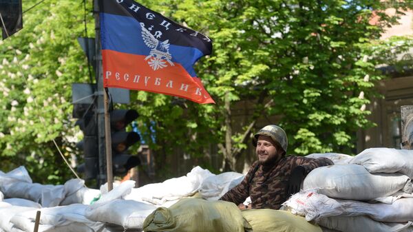 A member of the federalization supporters' self-defense movement is seen at the barricades in Slaviansk - Sputnik International