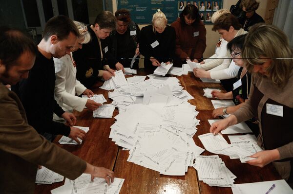 Counting ballots following referendum on the status of southeastern Ukraine - Sputnik International