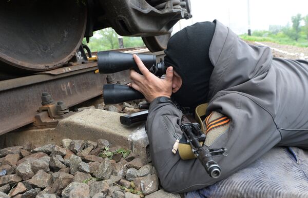 A Slavyansk militiaman at a checkpoint near a railway crossing on the outskirts of the village of Andreyevka - Sputnik International