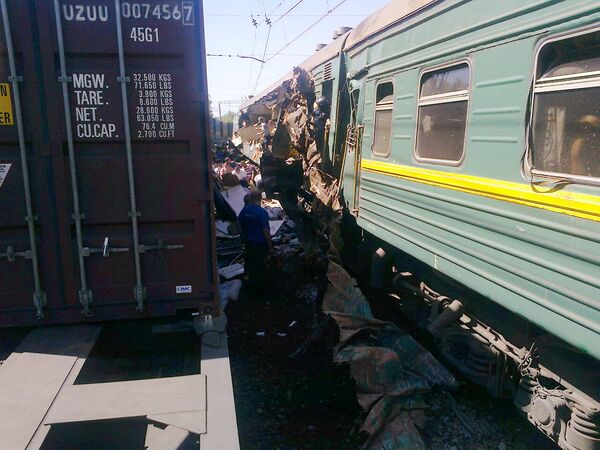 На перегоне Бекасов-Нара грузовой поезд столкнулся с пассажирским составом - Sputnik International