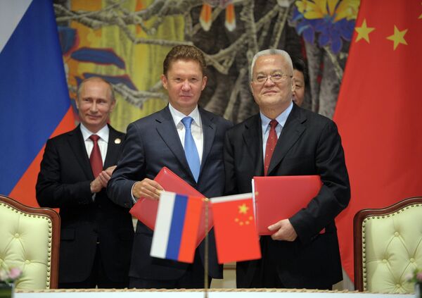 From left: President Vladimir Putin, Gazprom CEO Alexei Miller and CNPC Chairman Zhou Jiping during the signing of joint agreements in Shanghai - Sputnik International