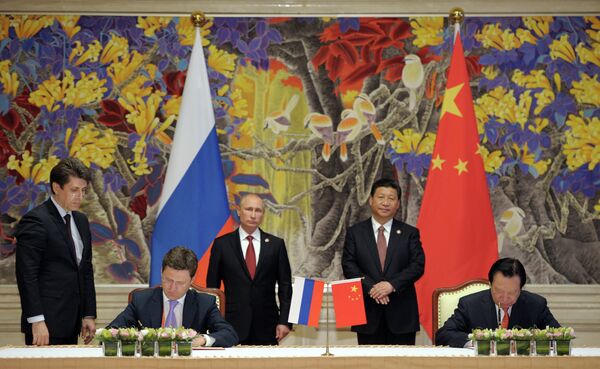 President Vladimir Putin, third left, and Chinese leader Xi Jinping, second right, during the signing of joint agreements in Shanghai - Sputnik International