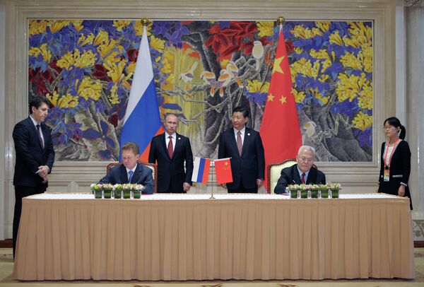 President Vladimir Putin, background left, and Chinese leader Xi Jinping, background right, during the signing of joint agreements in Shanghai - Sputnik International