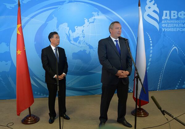 Russian Deputy Prime Minister Dmitry Rogozin, right, and Chinese Council Vice-Premier Wang Yang (Archive) - Sputnik International