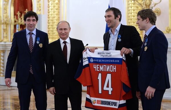 Putin Hails Russian Hockey Team World Victory as Important for Promoting Sports - Sputnik International