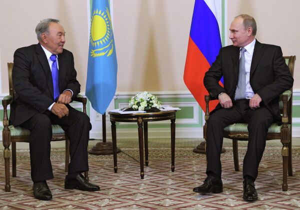 Russian President Vladimir Putin, right, and Kazakhstan's President Nursultan Nazarbayev (Archive) - Sputnik International
