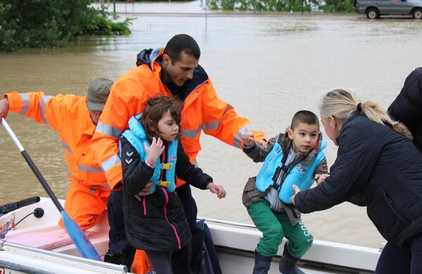 Officers of the Russian Emergencies Ministry aid residents of an inundated Serbian district (Archive) - Sputnik International