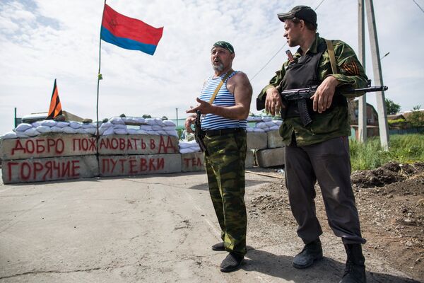 Members of the Volunteer Corps at a roadblock in the town of Semyonovka near Slaviansk (Archive) - Sputnik International