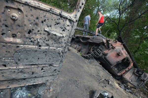 A burnt BMP-2 on the outskirts of the town of Rubezhnoye - Sputnik International