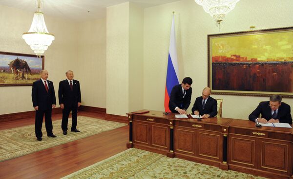 Putin visits Kazakhstan, set to attend Supreme Eurasian Economic Council meeting - Sputnik International