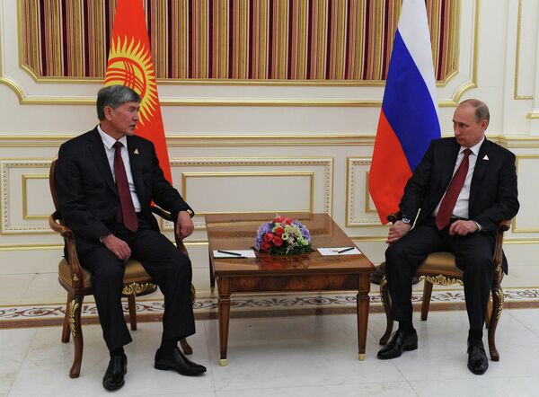 President Vladimir Putin (right) and President of Kyrgyzstan Almazbek Atambayev during a working meeting in Astana - Sputnik International