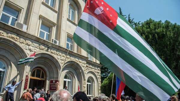 Opposition supporters outside the building of the Abkhazian president administration - Sputnik International
