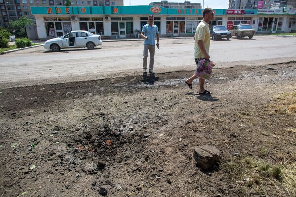 A bomb hole in a street in Slaviansk - Sputnik International