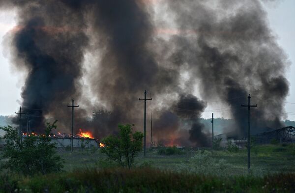 An ammunition depot burns in the city of Alexandrovsk in the Lugansk Region after a shootout between the Ukrainian National Guard and the Lugansk Volunteer Corps - Sputnik International