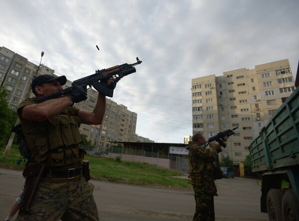 Militias during a battle with Ukraine's National Guard on the streets of Lugansk - Sputnik International