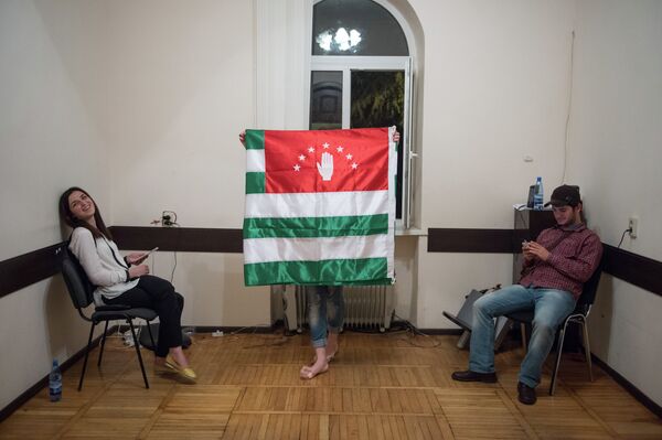 Opposition supporters are seen in the Abkhazian presidential administration building - Sputnik International