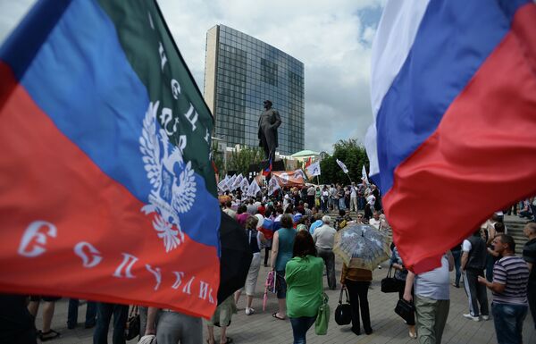 Participants at the rally in support of the Donetsk People's Republic on Lenin Square in Donetsk (Archive) - Sputnik International