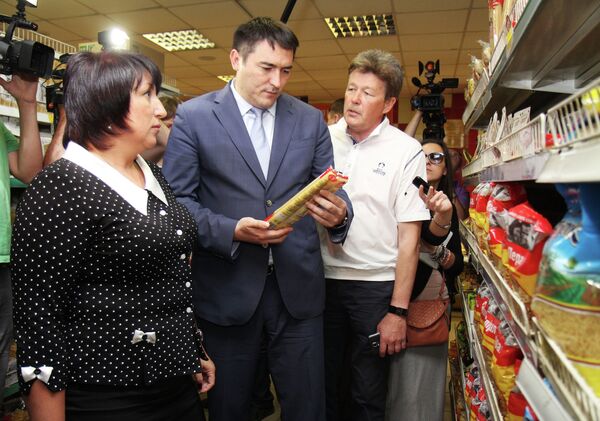 Svetlana Verba, Crimean minister for Economic Development and Trade, and Rustam Temirgaliyev, center, first deputy chairperson of the Crimean Council of Ministers, check that payments are made in rubles - Sputnik International