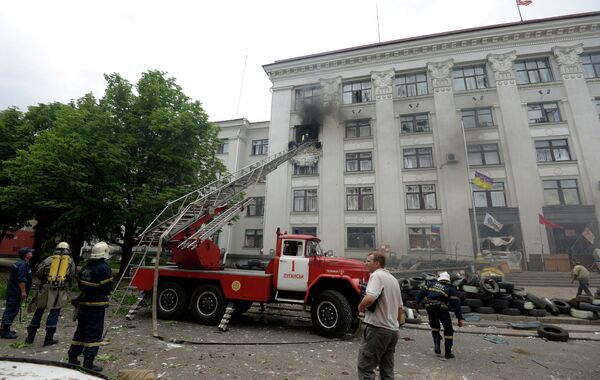 Firefighters put out fire that broke out in the building of Lugansk regional administration after the air attack by Ukrainian air force (Archive) - Sputnik International