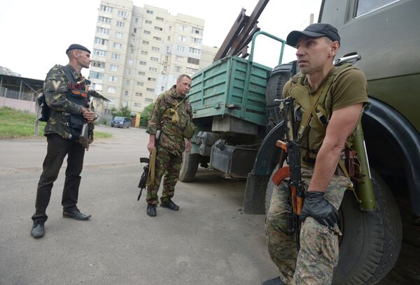 People's militias during a battle with Ukraine's border guards in the Mirny neighborhood on the outskirts of Lugansk - Sputnik International