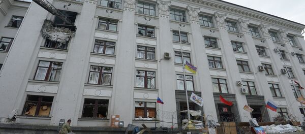 Self-defense forces in the eastern Ukrainian city of Luhansk have taken control of a government building, the coordinator of the local people's community told RIA Novosti Tuesday. - Sputnik International