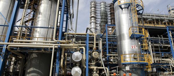 According to the economist, the trade-off between the two key oil producers would allow Saudi Arabia to dominate the energy market, while the United States would use lower oil prices to promote its political agenda. According to the economist, the trade-off between the two key oil producers would allow Saudi Arabia to dominate the energy market, while the United States would use lower oil prices to promote its political agenda. - Sputnik International