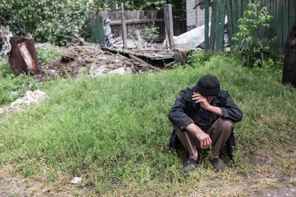 An old man outside the debris of his house destroyed in a clash with Ukrainian security forces in Chervoniy Molochar not far from Sloviansk - Sputnik International
