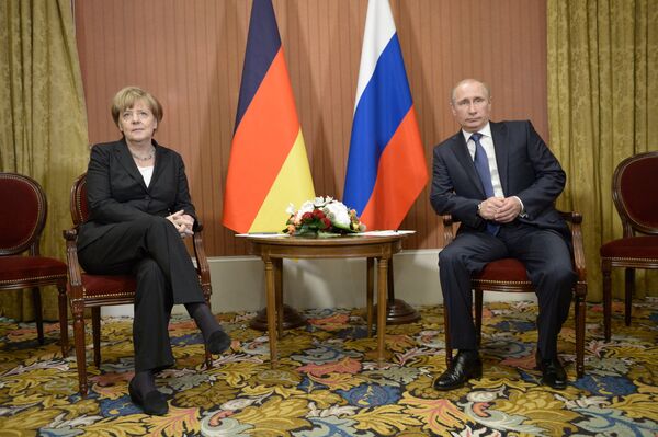 President Vladimir Putin meets with German Chancellor Angela Merkel in Deauville - Sputnik International