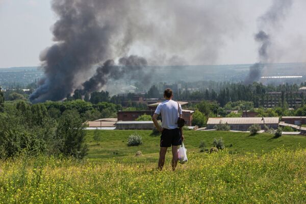 Resident of Slavyansk during a heavy artillery shelling of their city - Sputnik International