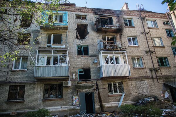 The consequences of an artillery attack on apartment buildings in Slovyansk - Sputnik International
