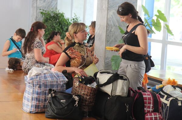 Refugees from the South-East of Ukraine in the lobby of the hotel of the Artek International Children's Center in Simferopol - Sputnik International