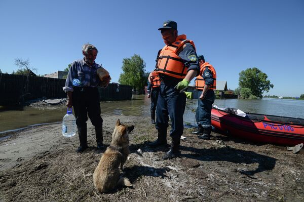 Rescuers supplying bread and drinking water to the local residents during a flood in Barnaul - Sputnik International
