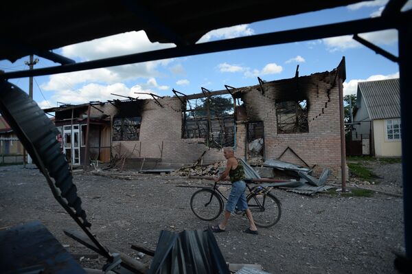 Aftermath of shelling in the town of Amvrosiyevka, Donetsk region - Sputnik International