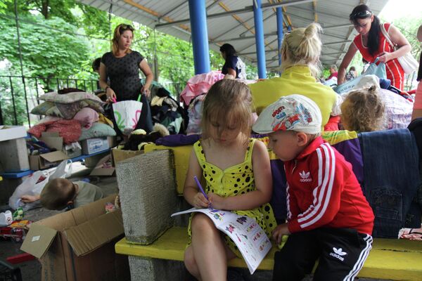 Refugees from Southeastern Ukraine at transit refugee camp at Artek Center in Simferopol - Sputnik International