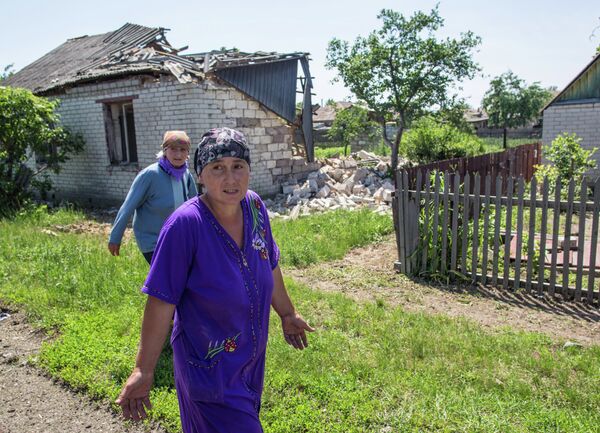 Semyonovka villagers near a house destroyed by artillery and airstrikes (Achive) - Sputnik International