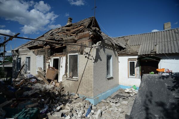 Aftermath of shelling in the town of Amvrosiyevka, Donetsk region - Sputnik International
