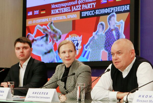 Rossiya Segodnya Director General Dmitry Kiselev (right) and Deputy Minister of Culture Yelena Milovzorova at a press conference on the Koktebel Jazz Party festival - Sputnik International