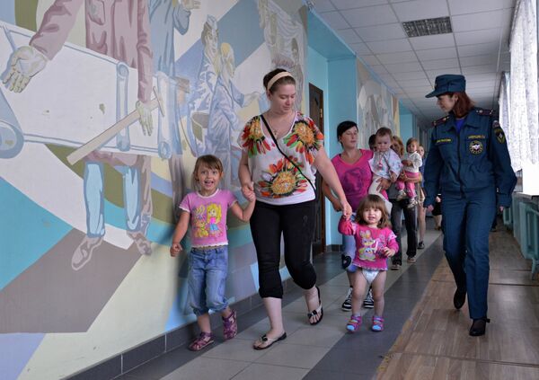 Bus carrying refugees from Lugansk region arrives in Bryansk - Sputnik International
