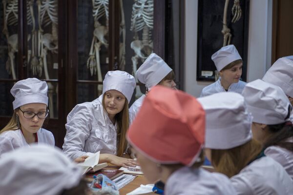 Students during an Anatomy class at the Omsk Medical Academy - Sputnik International