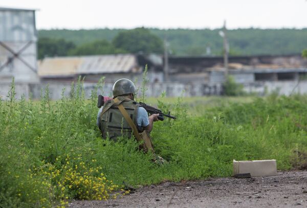 Self-defense forces member in the village of Semyonovka (Archive) - Sputnik International