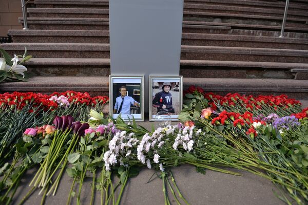 Flowers at VGTRK headquarters in memory of killed journalists - Sputnik International