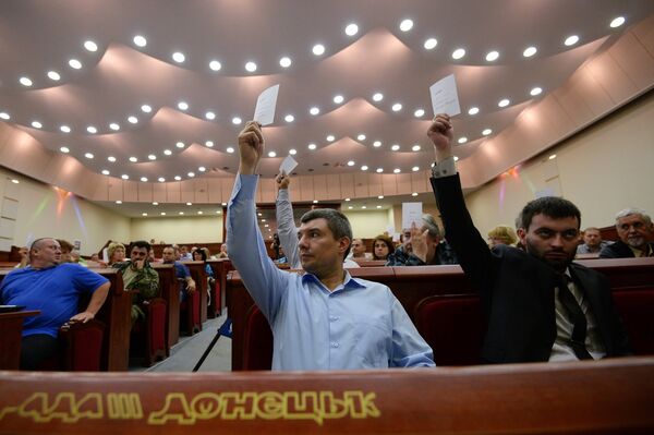 Voting at the first session of parliament of the Union of People's Republics in Donetsk - Sputnik International