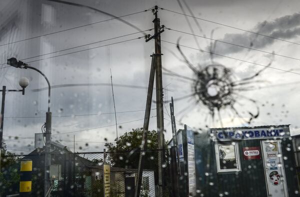 Bullet traces in the window of Izvarino border crossing point in Lugansk Region, Ukraine - Sputnik International