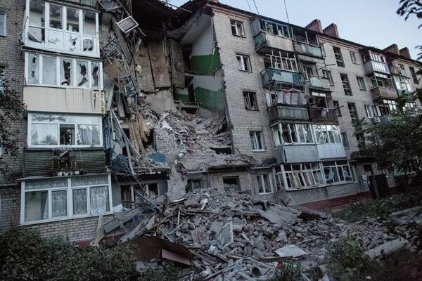 Aftermath of an artillery attack by the Ukrainian army on the Artyom district in Slavyansk - Sputnik International