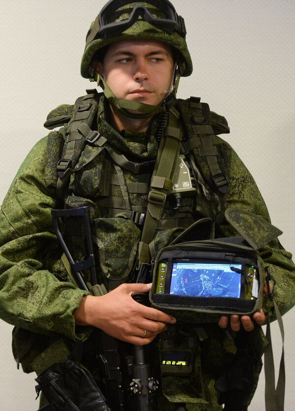 A man demonstrates the new gear of a Russian serviceman at the Eurosatory 2014 arms exhibition (Archive) - Sputnik International